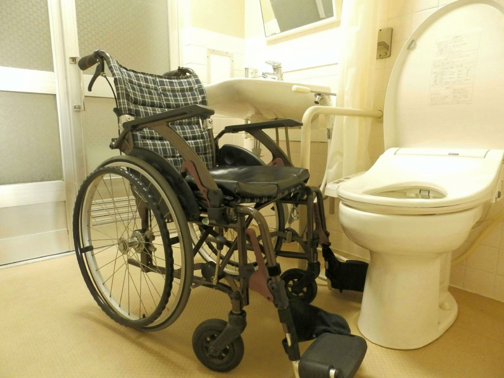 車椅子で入れる自宅トイレのリフォームで快適に過ごすには？ 神戸・大阪の建築・リフォーム・設計・管理 ツムギ住研株式会社